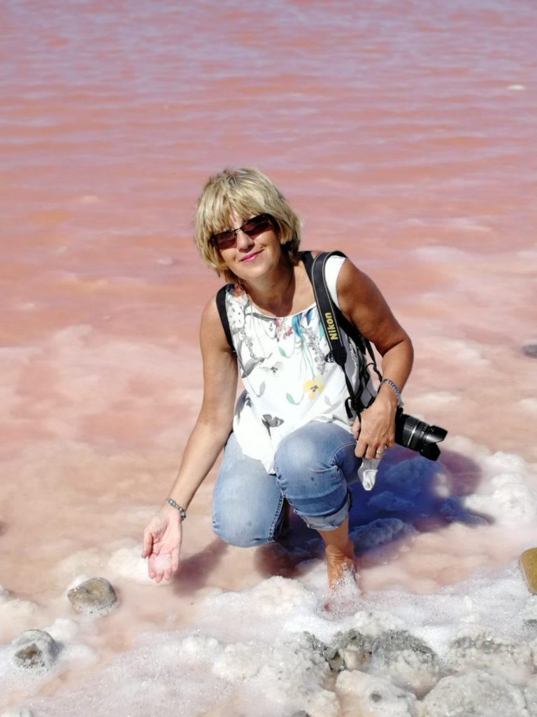Saline rosa di Giraud in Camargue 15 il sale in mano