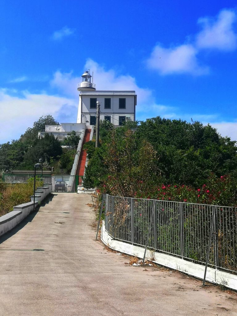 Sentiero al Faro di Capo Miseno 10 Piazzale-al-Faro-di-Capo-Miseno