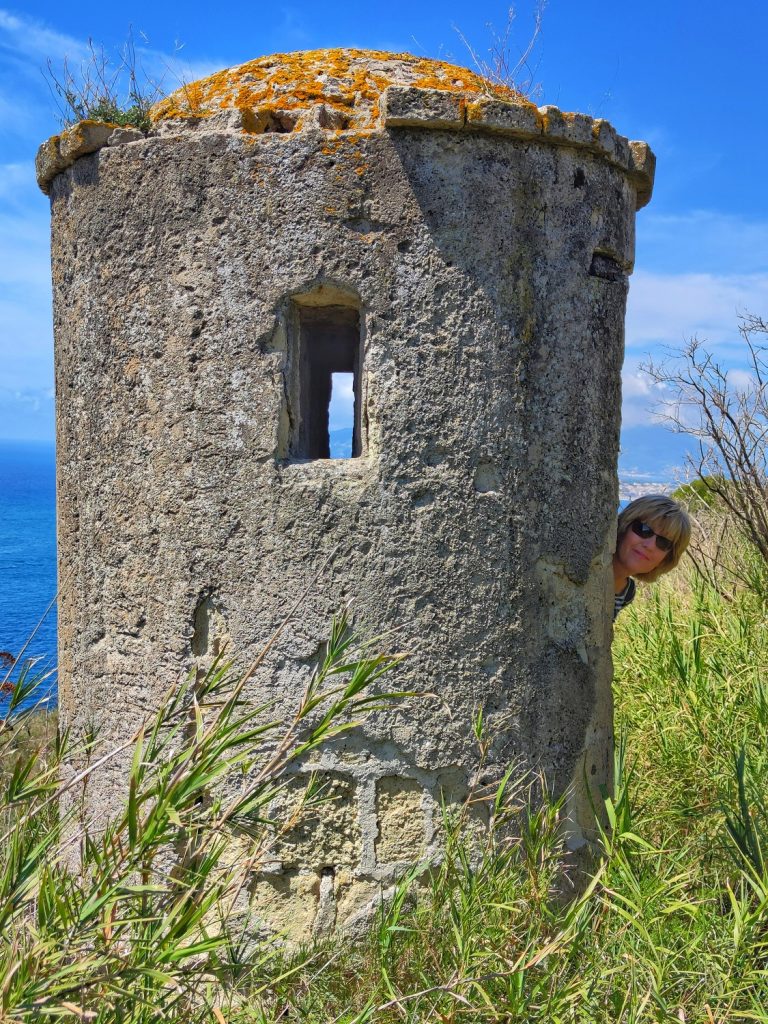 Sentiero al Faro di Capo Miseno 14 garitta-lungo-il-sentiero