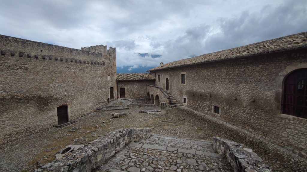 Due giorni in Abruzzo 10 il piazzale interno del castello piccolomini