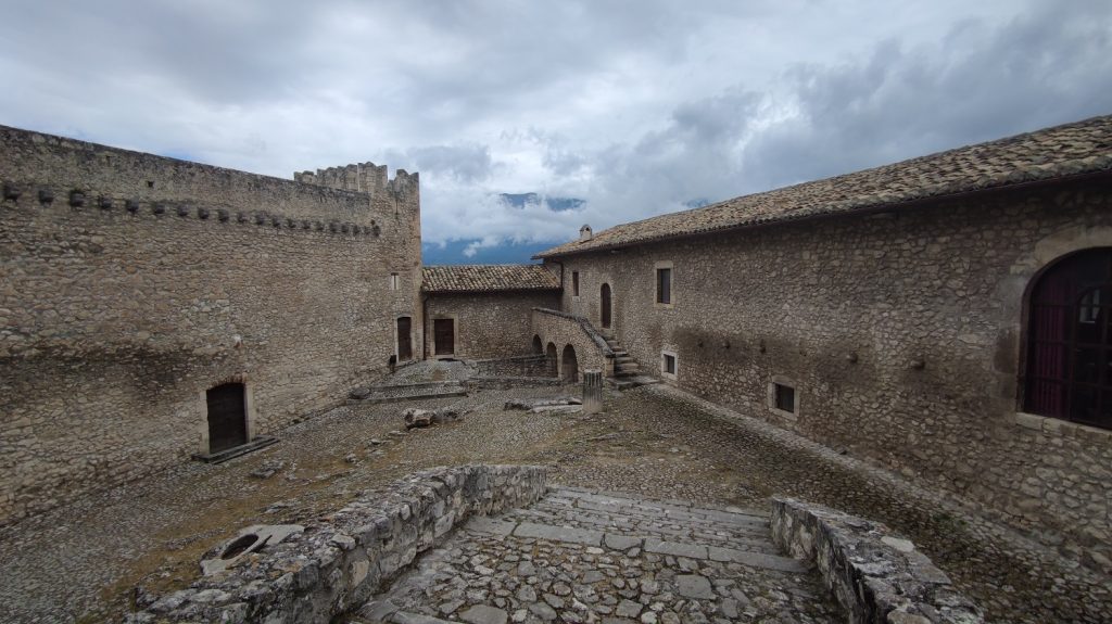 il piazzale interno del castello piccolomini