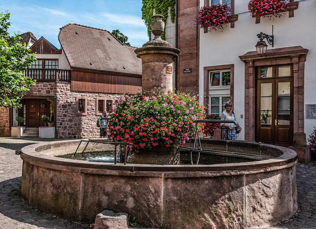 Borgo di Riquewihr: Piazza della fontana di Belle